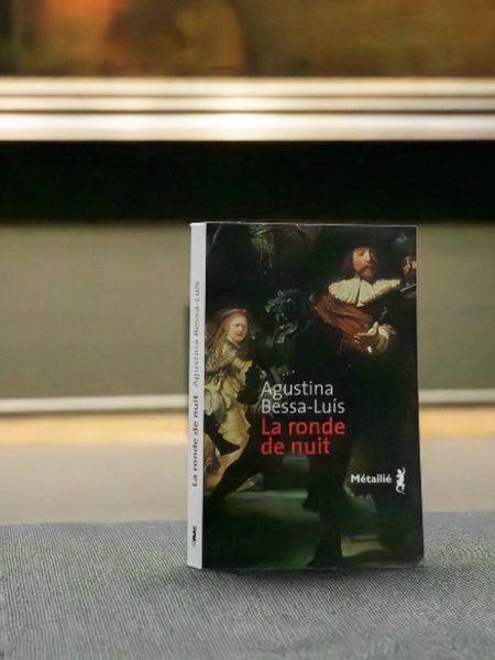 La Ronde de nuit d’Agustina Bessa-Luís, posé devant une fenêtre