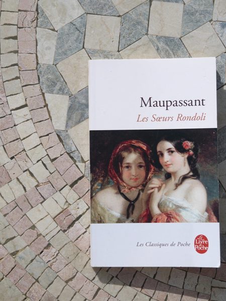 Les Sœurs Rondoli de Guy de Maupassant, posé sur une mosaïque de pierre